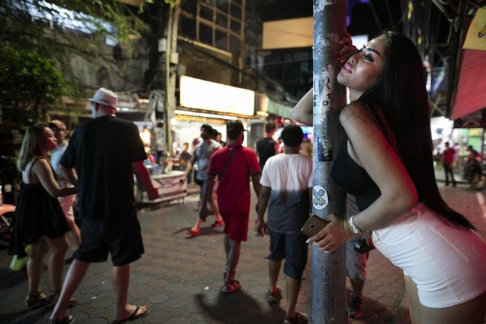 В тайском районе красных фонарей не так просто отыскать девушку