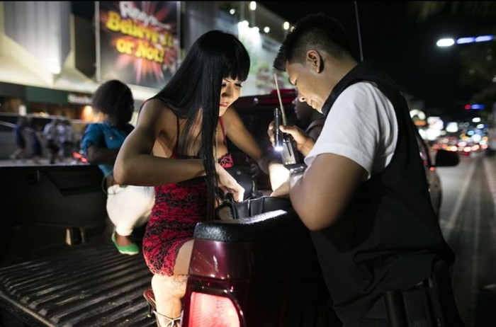 В тайском районе красных фонарей не так просто отыскать девушку