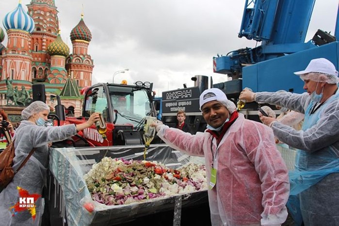 В Москве нарубили крупнейшую в мире порцию греческого салата