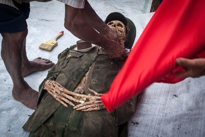 Индонезийцы в очередной раз откопали и переодели своих мертвых родственников