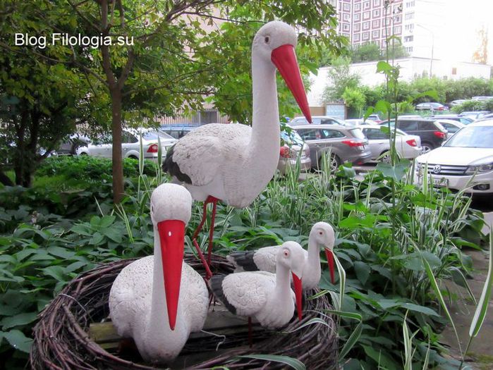 Семейство белых фламинго в московском дворе. Игрушечные фигурки (700x525, 99Kb)