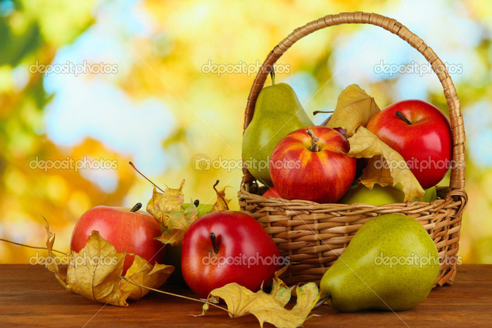 depositphotos_35694873-Beautiful-ripe-apples-and-pears (700x466, 116Kb)