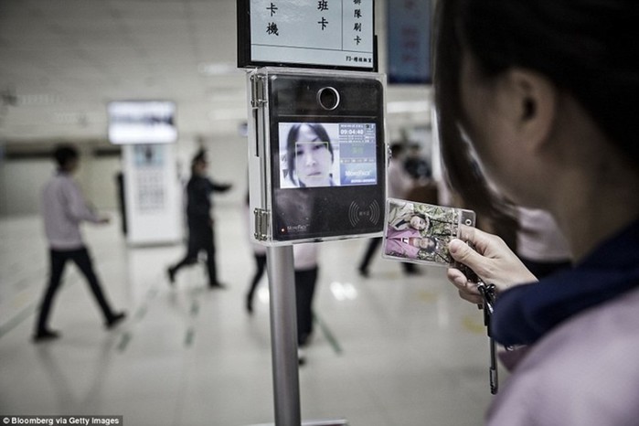 Британским СМИ показали повседневную жизнь тех, кто собирает iPhone в Китае