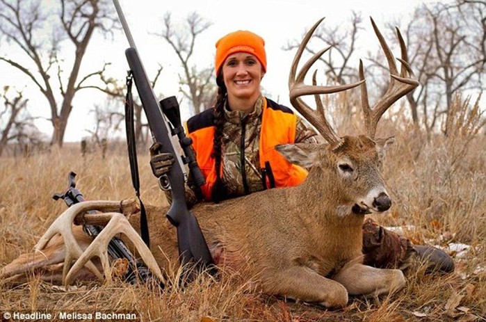 Женщины охотницы с оружием вызывают интерес