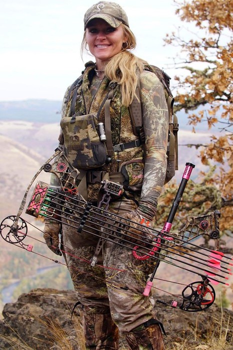Женщины охотницы с оружием вызывают интерес