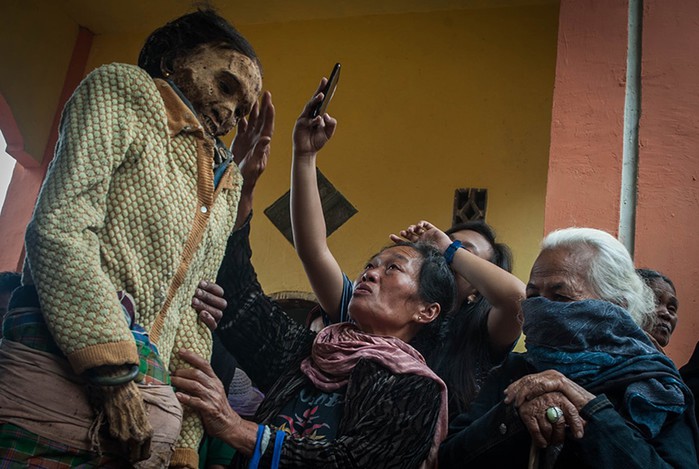Жуткая традиция народа тораджи: селфи с выкопанными мертвыми родственниками
