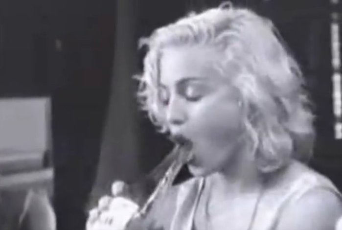 Мадонна. Глубокое горло   старое видео молодой звезды с бутылкой