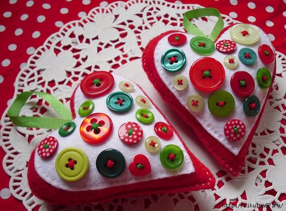 Новогодние игрушки: декоративные сердечки из фетра