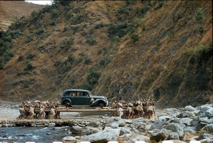 История первого автомобиля в Непале: фото и видео переноса королевской машины по горным тропам