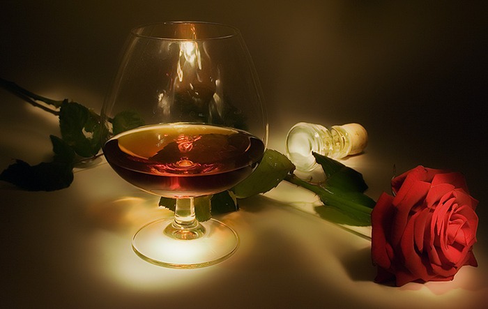 бокал вина и роза (700x443, 56Kb)