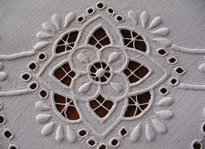1487069990_richelieu-embroidery-2 (700x509, 530Kb)