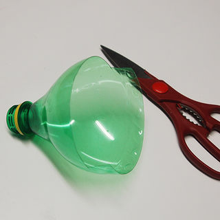 Из пластиковых бутылок - кормушка для птиц (3) (320x320, 37Kb)