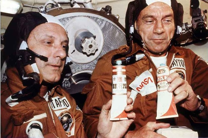 Как советские космонавты угощали «водкой» американцев