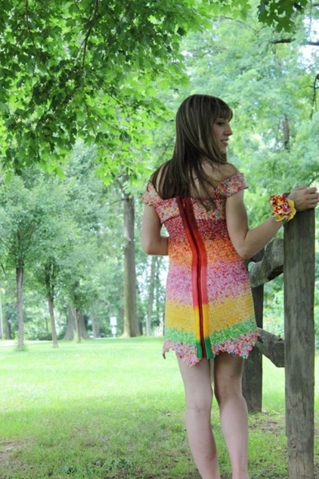 Платье из 10 тысяч фантиков сделала девушка-дизайнер
