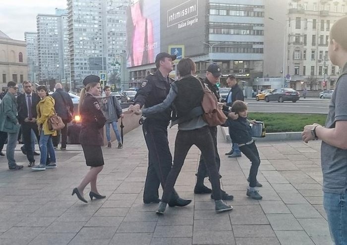 Варварское задержание ребенка в Москве: соцсети шокированы, сотрудники МВД извинились