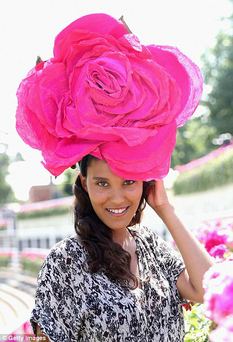 4192A37200000578-4620812-Pretty_in_pink_Statement_hats_in_shades_of_fuchsia_helped_fashio-a-4_1497964652899 (470x688, 349Kb)