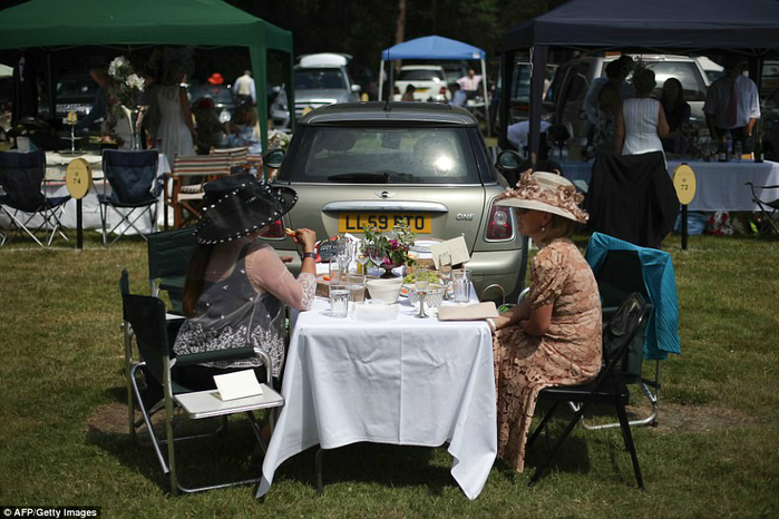 419377DF00000578-4620812-Ladies_who_lunch_Friends_turned_their_car_park_lunch_into_a_very-a-31_1497964653888 (700x466, 358Kb)