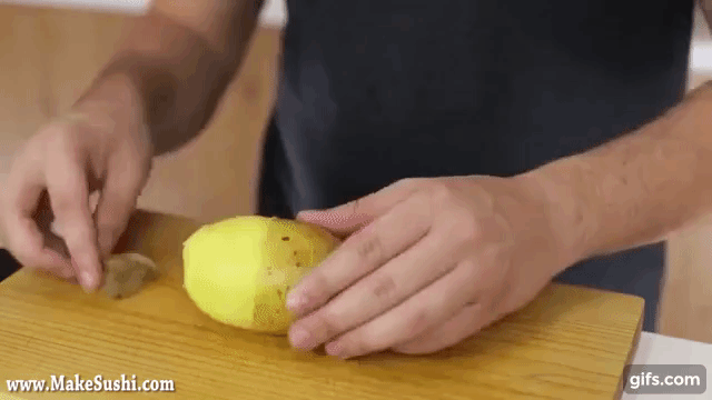 Как почистить картошку за 2 секунды и не испортить маникюр
