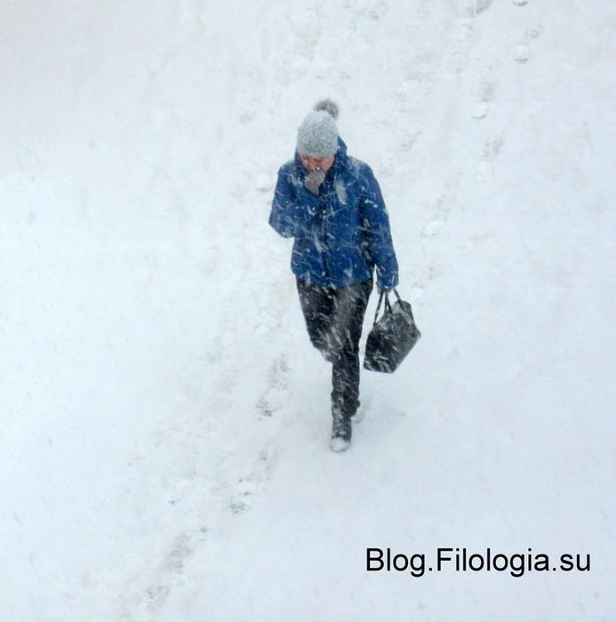 Одинокая фигура девушки на фоне снега