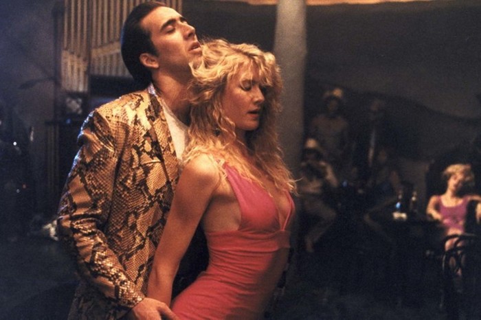 «Змеиный» пиджак и розовый леопард: безумная мода из фильмов 90 х