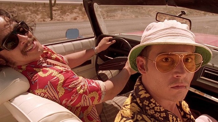 «Змеиный» пиджак и розовый леопард: безумная мода из фильмов 90 х