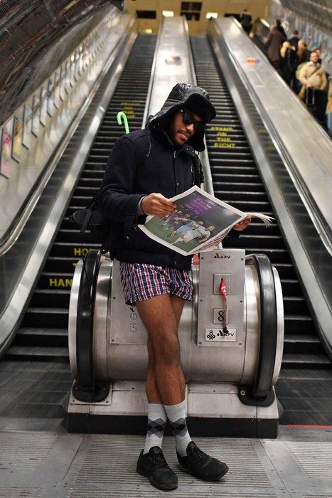 Очередной флешмоб «В метро без штанов» в разных городах