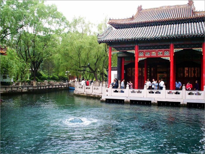 Знаменитый источник Баоту в городе Цзинань, Китай
