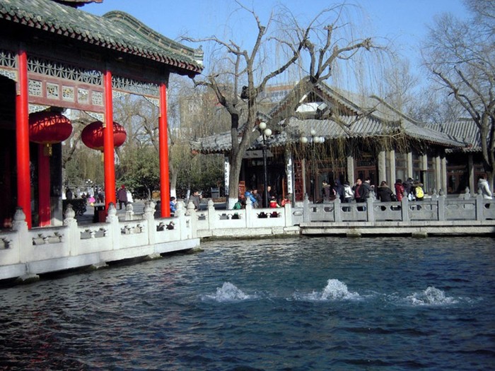 Знаменитый источник Баоту в городе Цзинань, Китай