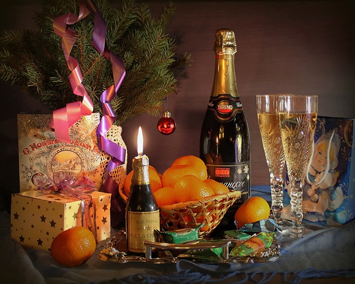 4920201_Christmas_Holidays_Stilllife_Champagne_Mandarine_538589_1280x1024 (700x560, 187Kb)
