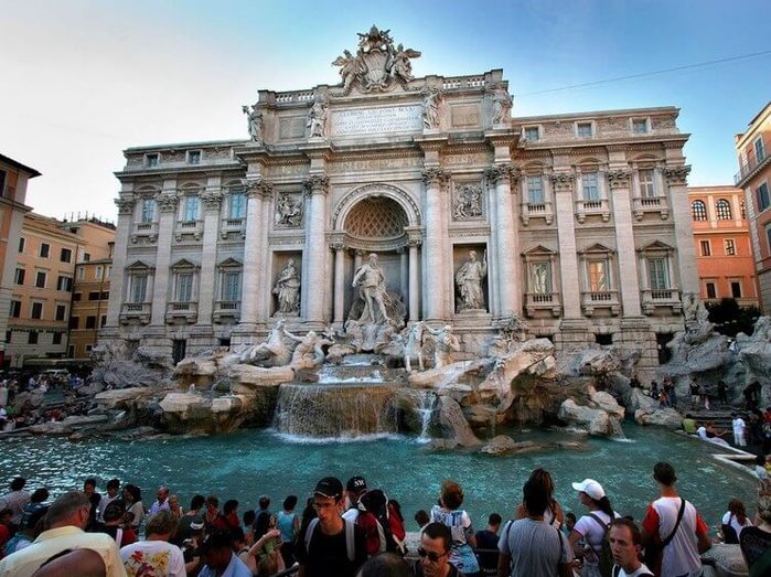 Чистая прибыль фонтана Треви в Риме 