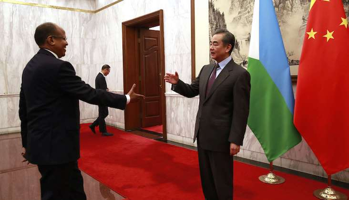 Djibouti's foreign minister, Mahamoud Ali Youssouf, greets his Chinese counterpart, Wang Yi (700x400, 214Kb)