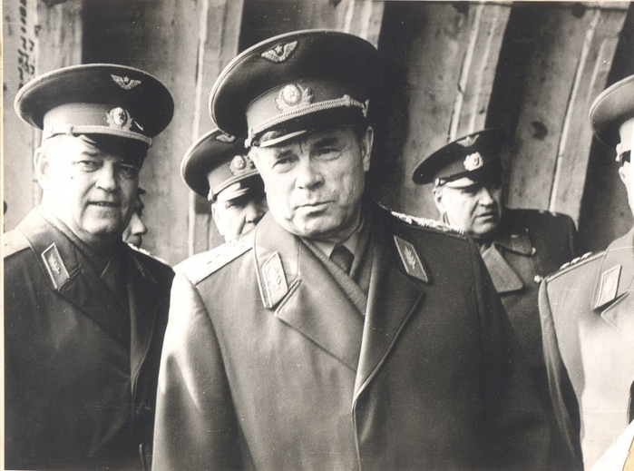 5685413_Pavel_Stepanovich_Kytahov_Glavnii_marshal_aviacii__Inspektiryet_nash_polk_Mart_aprel_1974_god (700x519, 246Kb)