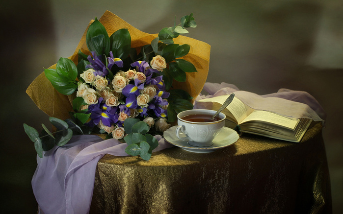 Still-life_Bouquets_Roses_Irises_Tea_Cup_Book_540227_2560x1600 (700x437, 128Kb)