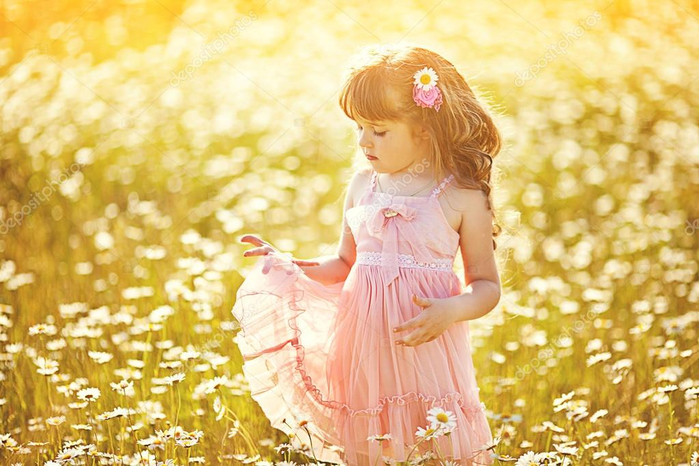depositphotos_27489291-stock-photo-little-girl-in-a-camomile (700x466, 401Kb)