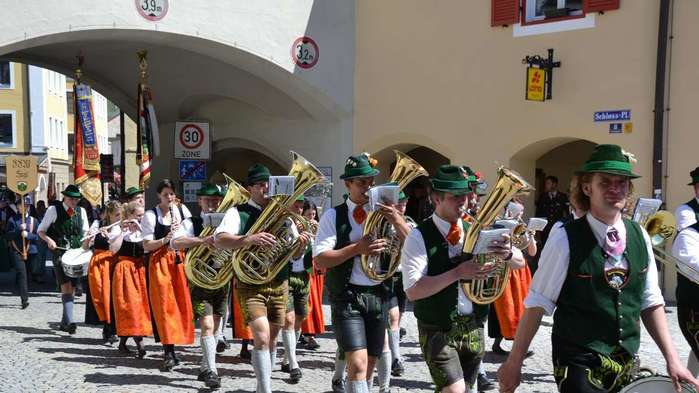 144735589-freiwillige-feuerwehr-berchtesgaden-markt-trachtenumzug-tradition-1Wef (1000x693, 46Kb)