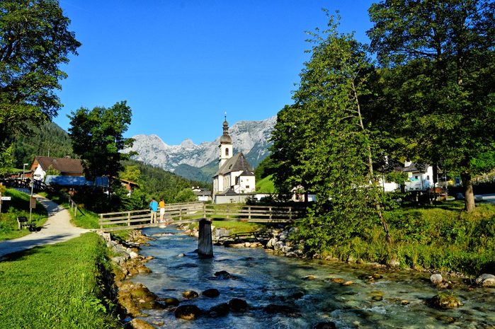 Bergsteigerdorf-Ramsau-Kirche-und-Ertlsteg (1000x765, 114Kb)