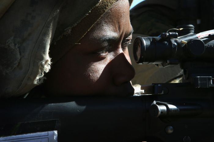 1361917334_female_marines_11 (700x467, 44Kb)