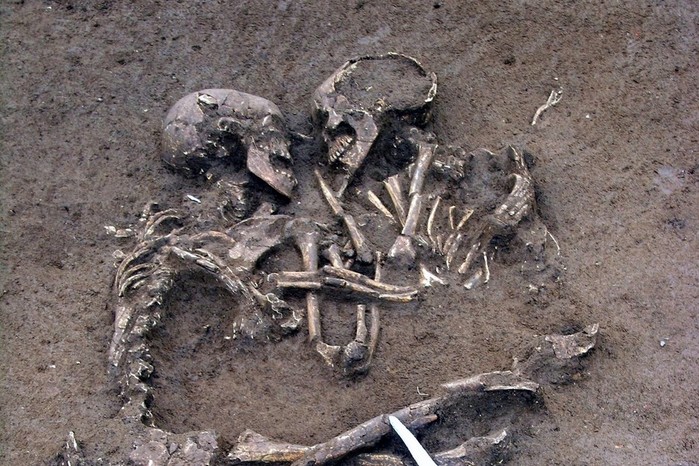 Держащиеся за руки «влюбленные скелеты» оказались мужчинами