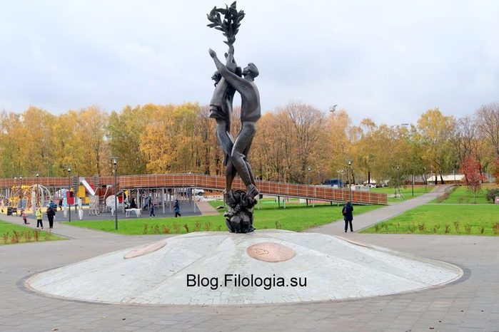 Монументальная скульптура "Дружба континентов" в Парке Дружбы в Москве
