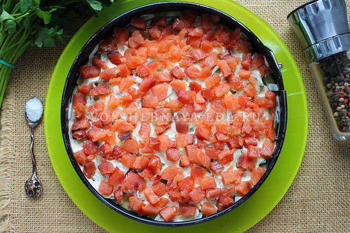 Салат с красной рыбой и плавлеными сырками