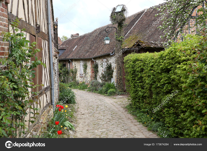 depositphotos_173674284-stock-photo-old-houses-of-gerberoy-village (700x510, 558Kb)