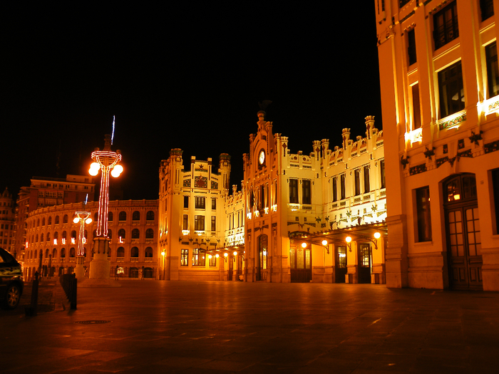 Valencia_Nord_facade_at_night (700x525, 457Kb)