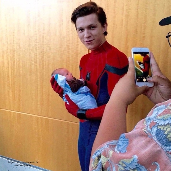 Том Холланд посещает тяжелобольных детей в костюме Человека Паука