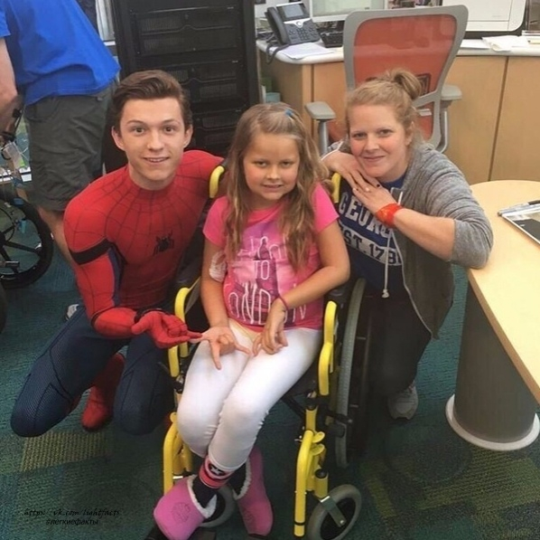 Том Холланд посещает тяжелобольных детей в костюме Человека Паука