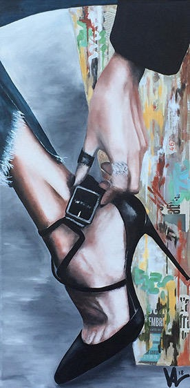 val-escoubet-artiste-peintre-shoes-addict-peinture-dune-sandale-a-talon-avec-la-cheville-montrant-le-bas-dun-jeans-effilé-et-une-main-qui-attache-la-bride-de-la-chaussure-peinture- -lhuile-et-collage (276x562, 136Kb)