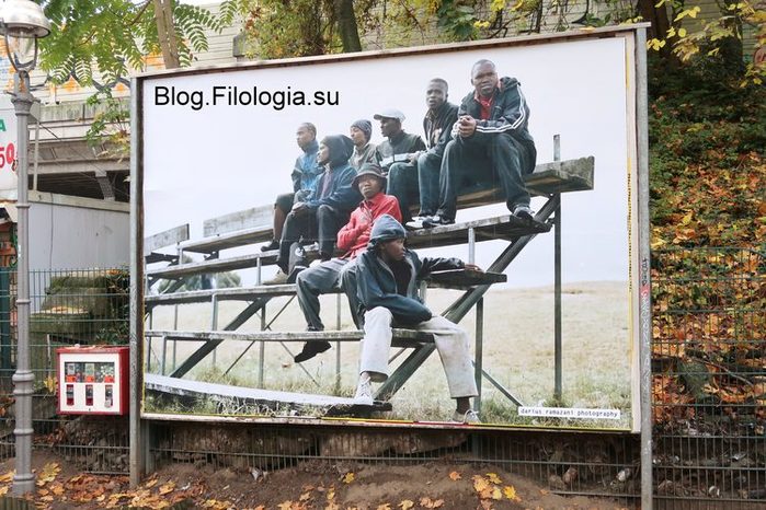 Группа мигрантов на огромном плакате в Берлине/3241858_migranten (700x466, 99Kb)