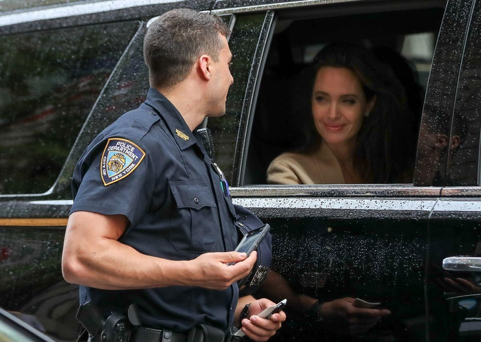 Анджелина Джоли фотографируется и со своим фанатом полицейским.