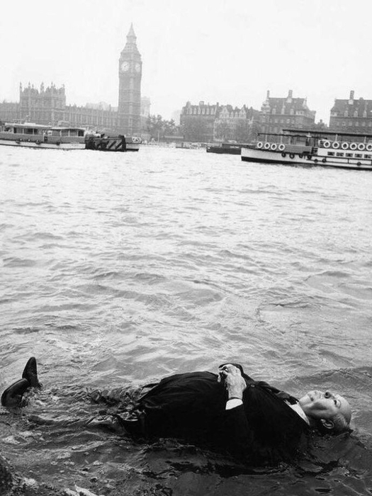 Манекен Альфреда Хичкока плывёт по Темзе, 1972 год