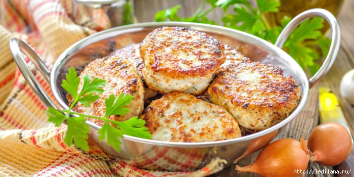 3925311_sochnie_kotleti_s_kabachkom (700x350, 213Kb)