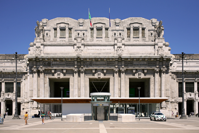 Facciata_della_Stazione_Centrale_di_Milano_nel_2016 (700x466, 430Kb)